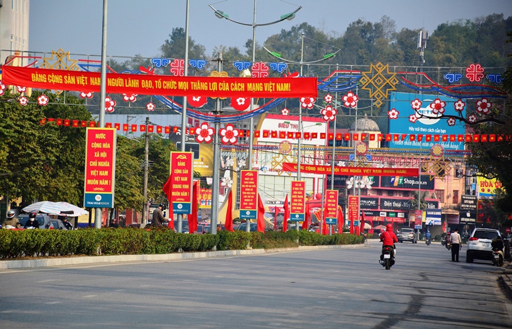 Băng rôn, khẩu hiệu rực rỡ trên đường Võ Nguyên Giáp, thành phố Điện Biên Phủ.